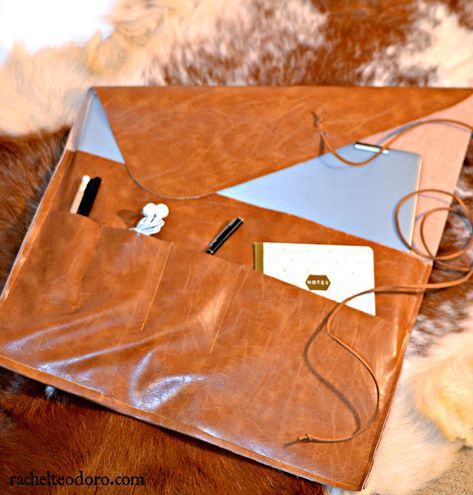 Diy Leather Ipad Case, Diy Leather Laptop Sleeve, Ipad Sleeve Diy, Diy Laptop Case, Diy Laptop Bag, Sleeve Tutorial, Sleeve Inspiration, Laptop Screen Repair, Leather Computer Bag