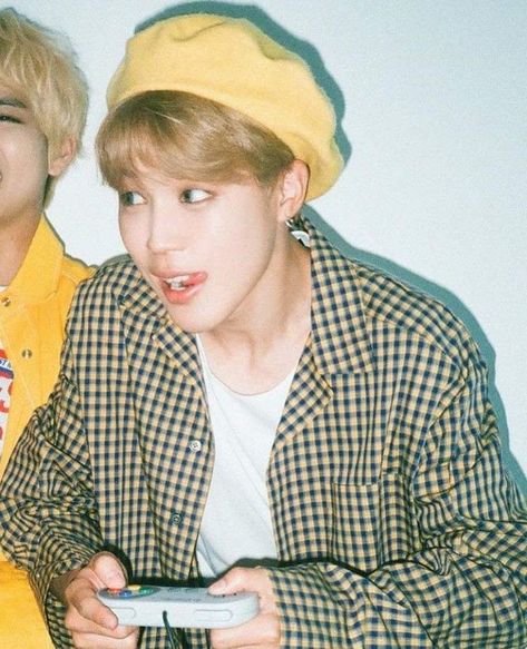 Jimin Beret, Jimin Yellow Outfit, Jimin Airport Fashion, How To Wear A Beret, Yellow Plaid Shirt, Bts Clothing, Kinds Of Hats, Jimin Selca, Blue Crew