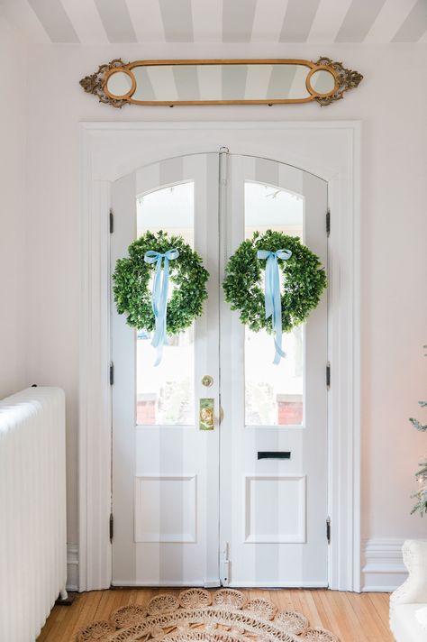 Double Door Small Entryway, Wreaths Double Front Doors, Double Door Wreath Ideas, Double Door Decor, Wreaths Indoor, Door Wreath Ideas, Double Front Door Wreaths, Double Door Wreath, Double Wreath