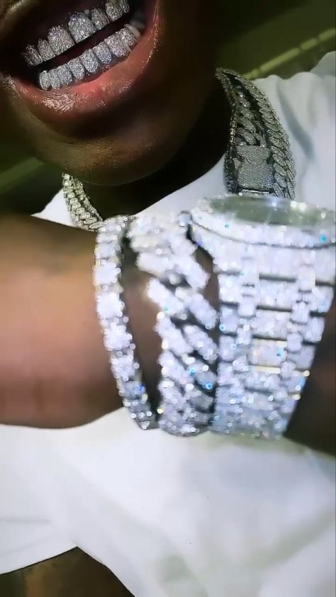 Hip Hop Jewelry Chains, Chains Aesthetic, Diamond Grillz, Diamond Teeth, Dope Jewelry Accessories, Rapper Jewelry, Gangsta Style, Black Men Fashion Swag, Gold Teeth