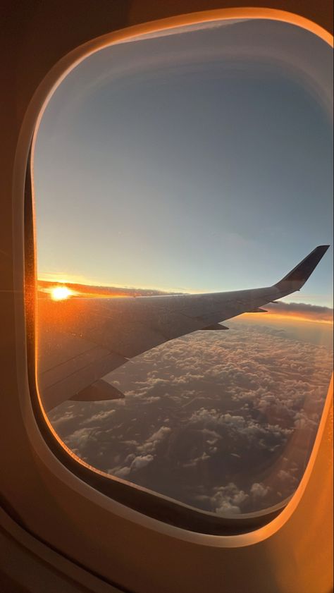 Plane Window Aesthetic Sunset, Plane Sunset, Travel Manifestation, Sunset Flight, Cute Promise Rings, Plane Window, Traveling Aesthetic, Money Luxury, Airplane Wallpaper