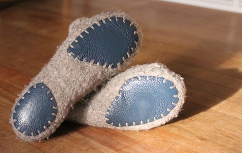 Crochet Sleepers, Sewing Slippers, Felt Boots, Diy Slippers, Handmade Slippers, Felt Shoes, Crochet Socks, Felted Slippers, Wool Slippers