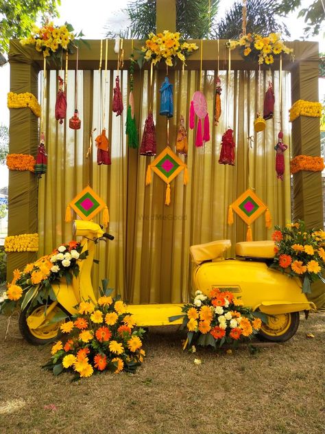 Photobooth Ideas For Haldi, Rajasthani Mehndi Decor, Haldi Ceremony Decorations Outdoor, Haldi Photobooth, Selfie Point, Haldi Ceremony Decorations, Ceremony Decorations Outdoor, Haldi Decoration, Mehendi Decor Ideas