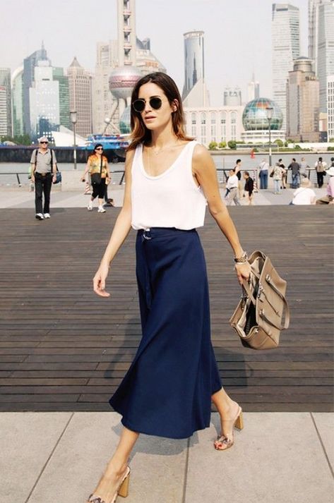 Blue Midi Skirt Outfit, Satin Skirt Outfit Summer, Navy Skirt Outfit, Navy Silk Skirt, Midi Skirt Outfits Summer, Slip Skirt Outfit, Blue Skirt Outfits, Silk Skirt Outfit, Navy Midi Skirt