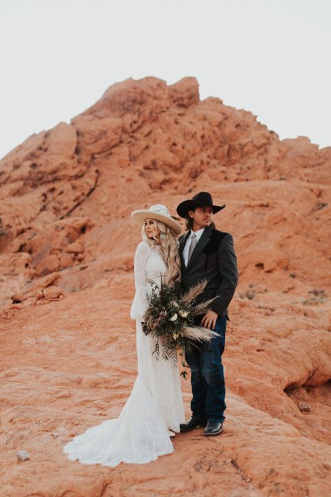 Ranch Couple, Western Wedding Photos, Valley Of Fire Wedding, Fire Wedding, Wedding Ranch, Western Couple, Ski Wedding, Johnny Lee, Porch Flowers