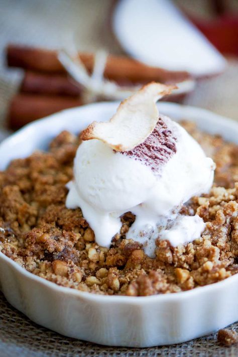 Mary Berry's Apple and Rhubarb Crumble is a delightful dessert made with rhubarb, apples, vanilla, sugar, and a buttery crumble topping. This recipe takes 15 Plum Crisp, Apple Crisp Without Oats, Peach Crisp Recipe, Healthy Apple Crisp, Pear Crisp, Easy Apple Crisp Recipe, Apple Crisp Easy, Baked Pears, Rhubarb Crumble