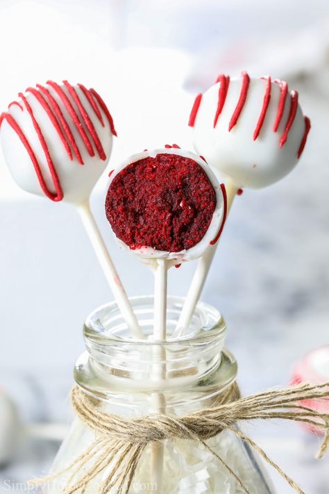 Red Velvet Cake Pops Recipe (VIDEO) Cake Pops Recipe Video, Red Velvet Cake Pops Recipe, No Bake Oreo Cake, Homemade Red Velvet Cake, Red Velvet Cheesecake Cake, Red Velvet Cake Pops, Cake Pops Recipe, Oreo Cake Pops, Pops Cake