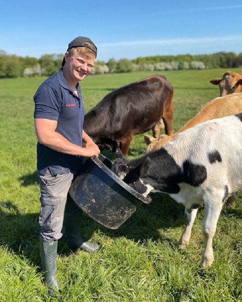 Farm Vet, Rural Fashion, Farmer Life, Sweet Cow, Farm Books, Farmer Boy, Farm Lifestyle, Farm Boys, Farm Ideas