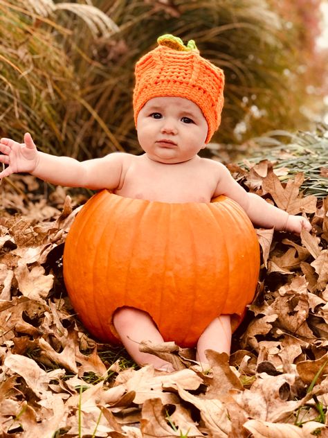 Fall baby pictures in a pumpkin. Baby Pumpkin Pictures, Outdoor Baby Pictures, Baby Pictures Poses, Fall Baby Pictures, Twin Halloween, Baby Milestones Pictures, Fall Pics, Monthly Baby Pictures