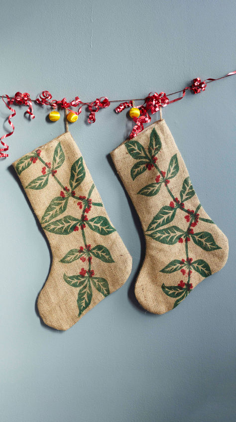 This stocking strikes a balance between earthy and sophisticated. Maya Donenfeld shows you how to create a lined Christmas stocking using a rescued coffee sack, highlighting its decorative motif. The contrast between the natural texture of burlap and the minimalism of the stocking design won’t ever look dated – even after years of love and use. Victorian Ornaments, Sew Christmas, Coffee Sack, Burlap Christmas Stockings, Sewing Christmas, Winter Market, Burlap Stockings, Stocking Designs, Christmas Shadow Boxes