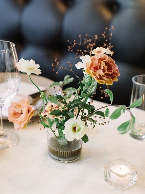 floral centerpiece in glass jar Pretty Wedding Centerpieces, How To Make Wedding Cake, Ikebana Arrangements, Flower Studio, Flower Frog, Wedding Arrangements, Floral Centerpieces, Ikebana, Fun Wedding