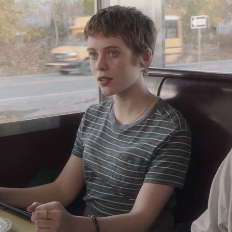 Sophia Lillis Haircut, Sophia Lillis Short Hair, Sofia Lillis, Queen Sophia, Sophia Lillis, Cute Hairstyles For School, Really Short Hair, Alternative Hair, Aesthetic Women