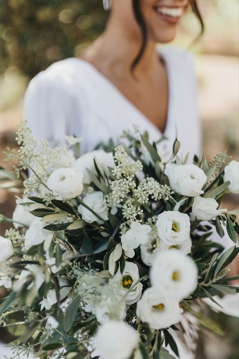 Lisianthus Wedding Bouquet, Classy Bouquet, Lisianthus Bouquet, Wedding Elegant Classy, Bride Bouquets White, Elegant Bridal Bouquets, White Lisianthus, Green Wedding Bouquet, Green Themed Wedding