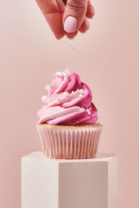 Bakery Product Photography, Creative Cake Photography, Cake Product Photography, Cupcake Photoshoot Ideas, Bakery Products Photography, Sweets Creative Ads, Cake Photography Styling, Cake Editorial Photography, Cake Photo