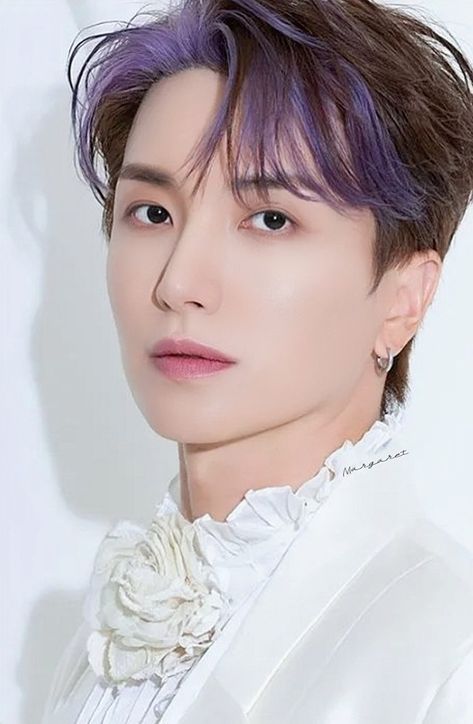 Male Hair Color, Black Hair With Red Highlights, Purple Hair Streaks, Kpop Hair Color, Short Purple Hair, Boys Colored Hair, Purple Hair Highlights, Hair Stripping, Black Red Hair