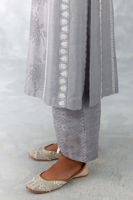 Buy Grey Chanderi And Organza Floral Block Print Kurta Pant Set For Women by Devnaagri Online at Aza Fashions. Grey Kurta, Printed Kurti Designs, Dori Embroidery, Sheer Dupatta, Contrast Embroidery, Floral Block Print, Kurta Pant Set, Print Pant, Blouse Measurement