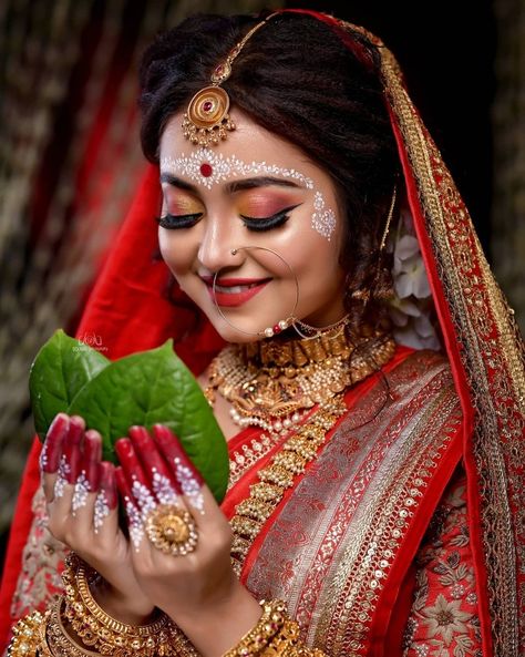 Bride Eye Makeup, Diy Hairstyle, Indian Bride Makeup, Bengali Bridal Makeup, Indian Wedding Bride, Bridal Eye Makeup, Indian Wedding Photography Couples, Indian Bridal Photos, Bengali Bride