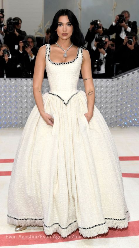 Mat Gala, Chanel Wedding Dress, Bows And Pearls, Black And White Outfits, Met Gala Outfits, Met Gala Dresses, Gala Outfit, Golden Globes Red Carpet, Military Figures