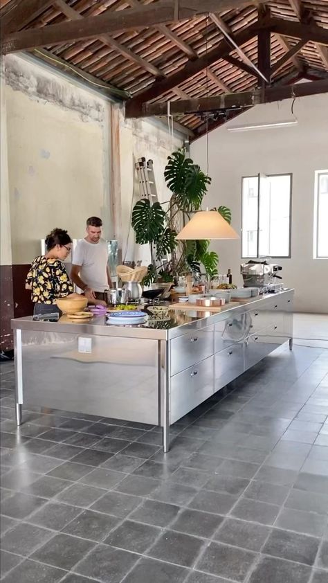 Alpes Inox (@alpesinox) • Instagram photos and videos Dwell Kitchen, Studio Kitchen, House Inside, Chic Kitchen, Living Room Storage, Retro Home, Mid Century House, Cafe Interior, Home Room Design