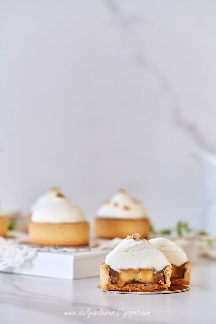 dailydelicious: 2022 Mini Banoffee Tarts, Mini Banoffee Pie, Banoffee Tartlets, Lemon Syrup Cake, Banoffee Tart, Mini Tartlets, Mini Fruit Tarts, Syrup Cake, Patisserie Fine