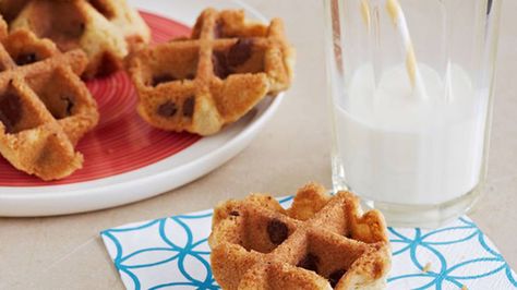 Waffled Chocolate Chip Cookies with Sarah Holden Sundae Recipes, Chocolate Chip Waffles, Waffle Iron Recipes, Gooey Chocolate Chip Cookies, Brownie Sundae, Waffle Maker Recipes, Waffle Irons, Chocolate Chip Cookies Recipe, Food Network Canada