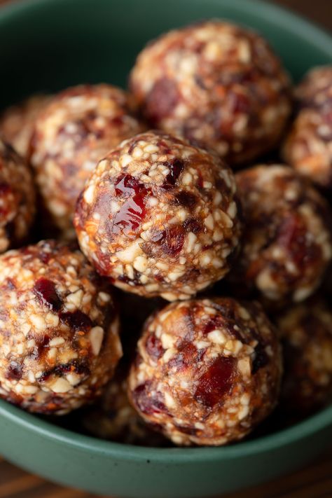 Cranberry Almond Energy Balls - Peas and Crayons Almond Energy Balls, Black Bean Salsa Recipe, Bean Salsa Recipe, Peanut Butter Energy Balls, Energy Balls Healthy, Candy Fruit, Black Bean Salsa, Bean Salsa, Energy Ball Recipe