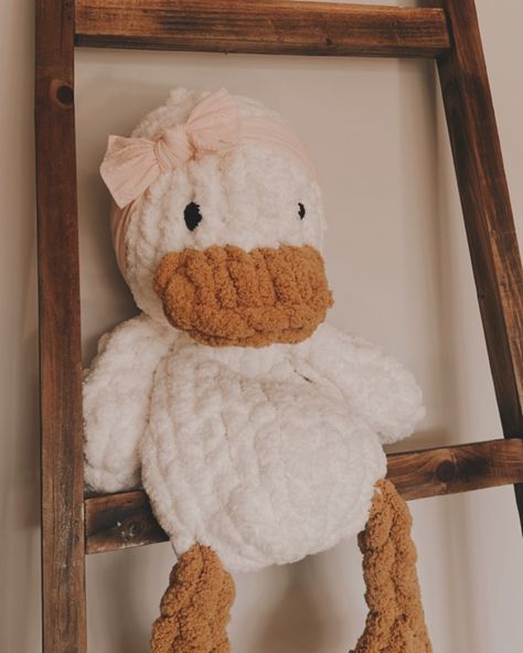 The M A R L E Y Duck snuggler pattern is now live and ready for everyone to create! I’ve been so excited to share this one with you all! https://cozycloudknits.etsy.com/listing/1729571722 Pattern details: ✿ 90 minute full video tutorial ✿PDF written instructions with pictures ✿Hand Knit with Jumbo (7) yarn ✿Finished Product: 22-24’’ 🤍Yarn: Bernat Big and Bernat Extra thick @bernatyarn @yarnspirations 🤍Pattern: Me #handknit #fingerknit #chunkyknit #bernatbig #chunkyblanket #plushie #ha... Duck Snuggler, Snuggler Pattern, Diy Finger Knitting, Knit Duck, Finger Knitting Projects, Chunky Blankets, Knitted Stuffed Animals, Hand Knitting Diy, Knitting Diy