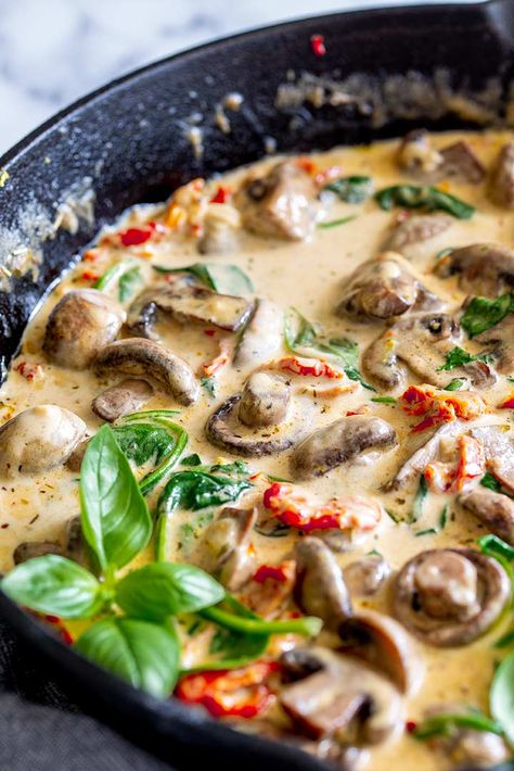 Make this Creamy Tuscan Mushrooms with Spinach tonight and serve it with pasta, rice, gnocchi or mashed potatoes for a delicious vegetarian dinner. Alternatively, use it as a flavor-packed side dish for your steak or chicken. So easy to make and packed with flavor these creamy mushrooms are sure to be a hit. Spinach Tomato Mushroom, Vegetarian Meals With Mushrooms, Vegetarian Dinner Recipes With Mushrooms, Tuscan Pasta Vegetarian, Chicken Alternatives Vegetarian, Birthday Steak Dinner Ideas, Vegan Tuscan Pasta, Vegetarian Recipes With Mushrooms, Tuscan Vegetarian