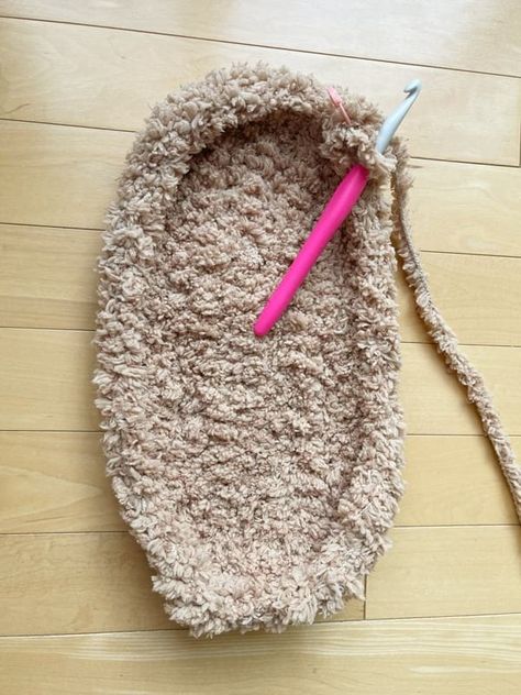 Fuzzy Yarn Crochet Projects, Fluffy Yarn Crochet Projects, Fuzzy Crochet, Fleece Bag, Fuzzy Bag, All About Ami, Fluffy Bag, Knitted Accessories, Bag Crochet Pattern