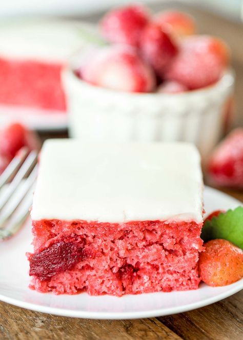 Strawberry Pie Cake - doctored up cake mix with strawberry pie filling and vanilla extract. Topped with a quick homemade white chocolate frosting. Cake mix, pie filling, milk, eggs, sugar, vanilla, and white chocolate chips. Can substitute semi-sweet chocolate chips for a chocolate frosted cake. This cake is requested for birthdays and potlucks! SO good! #cake #strawberry #cakemix #piefilling #dessert Strawberry Cake Ideas, Strawberry Cake Mix Recipes, Fruit Cake Filling, Canned Strawberries, White Chocolate Frosting, Strawberry Pie Filling, Pie Filling Recipes, Cake Liner, Strawberry Cake Mix