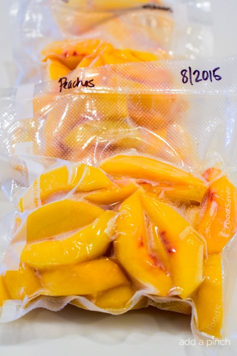 Preserving Fresh Peaches, Preserving Fruits And Vegetables, How To Freeze Peaches, What To Do With Fresh Peaches, Freezing Fresh Peaches, Preserve Peaches, Freeze Vegetables, Freezing Food Guide, Freeze Fruit