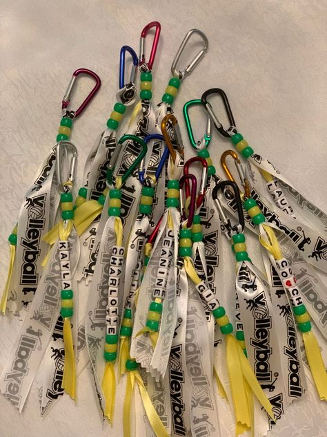 Captain Gifts To Team, Gifts From Team Captain, Cheer Team Craft Ideas, Team Diy Crafts, Volleyball Ribbon Ideas, How To Make Volleyball Keychain Diy, Team Senior Gift Ideas, Dance Captain Gifts, Cheerleading Diy Crafts Team Gifts