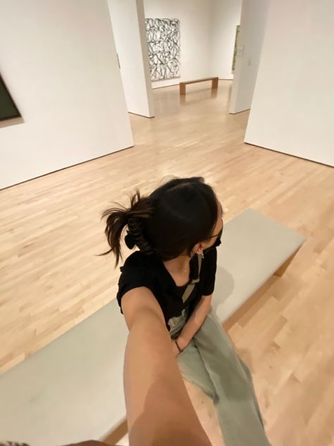 solo date museum art gallery .5 angle insta pose inspo hair inspo hair claw clip inspo sfmoma san francisco museum of modern art Solo Date, Inspo Hair, San Francisco Museums, Year Plan, Hair Claw Clip, Insta Inspo, Cut My Hair, Hair Claws & Clips, Museum Of Modern Art