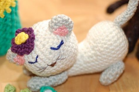 Toujours pour mettre en avant le travail de nos blogueuses créatives, et faire partager leur savoir faire, voici les tutoriels et modèles de chats réalisés au crochet...de superbes créations en laine faites à la main. Que de belles choses à découvrir sur ce site, de mombreux personnages réalisé... Amigurumi Tutorial, Crochet Cat, Easy Crochet, Crochet Amigurumi, Animals And Pets, Appliques, Dinosaur Stuffed Animal, Hello Kitty, Amigurumi