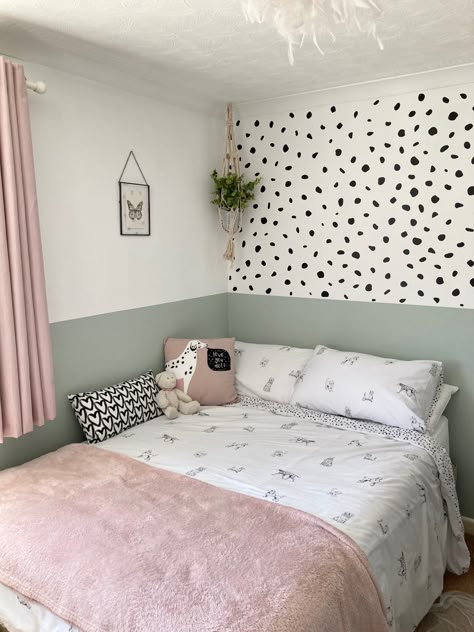 Grown Up Girls Bedroom Ideas, Girls Feature Wall Bedroom, Dalmation Bedroom, Spotty Wallpaper Bedroom, Older Girls Bedroom Ideas, Pink Dalmation Bedroom, Dalmatian Print Bedroom, Dalmation Print Bedroom Pink, Black Spotty Wallpaper Bedroom