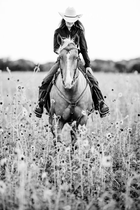 Senior Horse Photography, Cowgirl Senior Pictures, Horse Photoshoot Ideas, Equine Photography Poses, Cowgirl Photography, Horse Senior Pictures, Horse Photography Poses, Foto Cowgirl, Cowgirl Photo