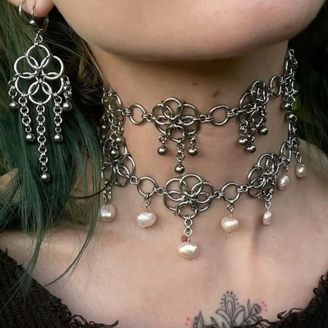 Chain Mail Fashion, Chain Mail Outfit, Upcycle Jewelry Ideas, Chainmail Outfit, Chainmail Projects, Chainmaille Jewelry Patterns, Diy Choker, Chainmail Necklace, Chainmail Jewelry