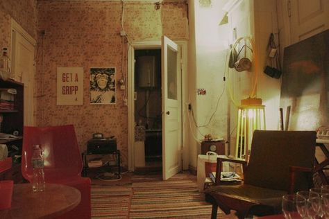 little messy but i love it Old New York Apartment, 80s City Apartment, 80s Nyc Apartment, Soviet Apartment Aesthetic, Messy Apartment Aesthetic Dark, Abandoned Apartment Interior, Old New York, New York Apartment, Pretty Room