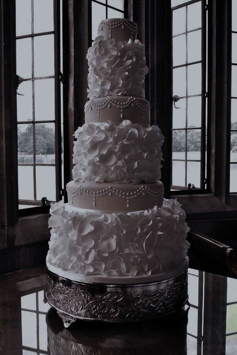 Wedding Cake Dark Academia, Dark Academia Wedding Cake, Mafia Wedding Cake, Wedding Cakes Aesthetic, Bodas Aesthetic, Mafia Wedding Dress, Mafia Wedding Theme, Mafia Themed Wedding, Rich Wedding Aesthetic