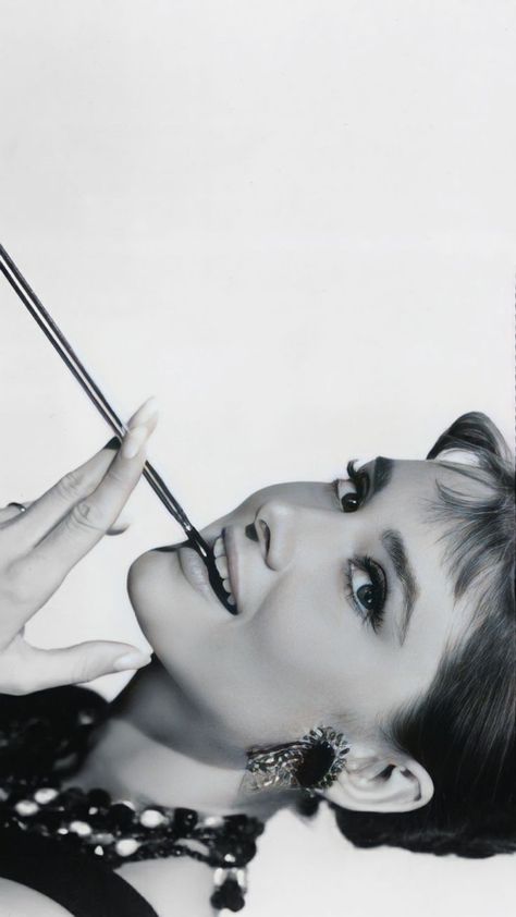 Audrey Hepburn Wallpaper, Audrey Hepburn Pictures, Vogue Wallpaper, Aubrey Hepburn, Actor Studio, Sea Wallpaper, Have Courage And Be Kind, I Love Cinema, Breakfast At Tiffanys