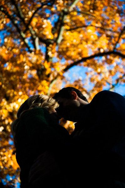 Couple Poses Autumn, Autumn Love Couple, Fall Engagement Pictures Leaves, Fall Leaves Engagement Photos, Fall Leaves Couple Pictures, October Love, Country Engagement Pictures, Photography Beauty, Fall Family Pictures