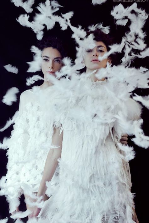 Photo: Marta Bevaqua Photographer Feathers Photoshoot, Marta Bevacqua, Twins Posing, Still Photography, Fairytale Fantasy, Silly Girls, White Feathers, Diy Costumes, Crochet Dress