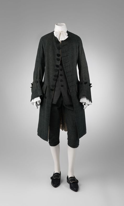 1755-65 British suit, wool, silk. Tend to stir away from the French style during the same period, being more simple with plain buttons and minimal decoration. 18th Century Mens Fashion, Military Suit, Summer Coat, Fantasy Outfits, 18th Century Costume, Charles James, 18th Century Clothing, 18th Century Fashion, Concept Clothing