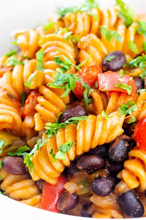 This Black bean pasta recipe is simple, flavorful and cooks up in just minutes. This tasty recipe offers a healthy option that your family will beg for over and over again. And since it cooks in less than 10 minutes in one pot, you can eat this any night of the week! Plus it’s versatile and offers you a way to make an Italian style bean pasta or a Southwestern version so you’ll never get tired of making it. Black Bean Pasta Recipes, Crock Pot Pasta, Mind Recipes, Bean Pasta Recipes, Black Bean Pasta, Fajita Pasta, Pasta Healthy, Bean Pasta, Superfood Recipes