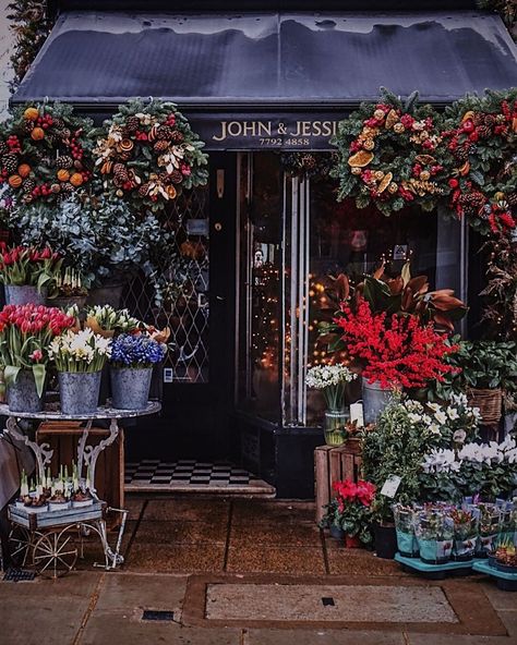 Aesthetic Flowershop, Paris Floral Shop, London Flower Shop, Shop Reference, Shop Merchandising, Storefront Floral Installation, Flowershop Aesthetic Exterior, Christmas Exterior, Plant Reference