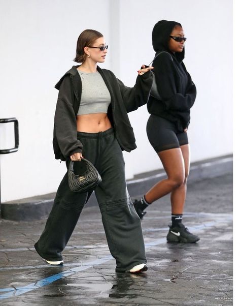 Hailey Bieber Leggings Outfit, Hailey Bieber Black Pants, Hayley Bieber Street Style, Hailey Bieber Hat, Streetstyle Outfit Ideas, Hailey Outfits, Euro Aesthetic, Hayley Bieber, Madison Beer Outfits