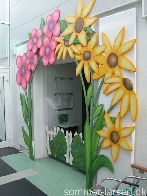 Garden Theme Classroom, School Board Decoration, Fall Arts And Crafts, School Wall Art, School Murals, Decorating Ideas For The Home, Kindergarten Crafts, Paper Flowers Craft, Diy Crafts Paper Flowers