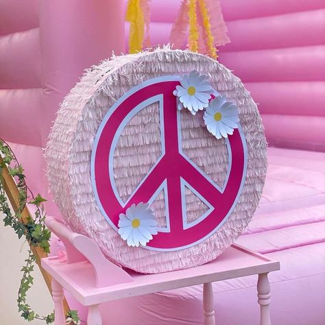 Nati's Good vibes only party! | CatchMyParty.com Peace Sign Party, Boho Party Favors, Flower Party Themes, Hippie Birthday Party, Birthday Pinata, Hippie Birthday, Piñata Ideas, Hippie Party, 5th Birthday Party Ideas