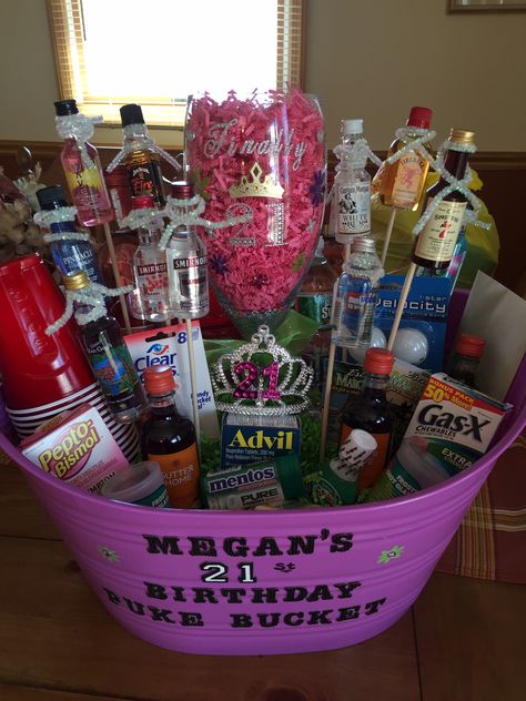 21st Birthday Bucket, 21st Birthday Beer Cake, Diy 21st Birthday Gifts, Booze Gift, Beer Cakes, 21st Birthday Diy, Liquor Gift Baskets, 50th Birthday Party Ideas For Men, Birthday Beer Cake