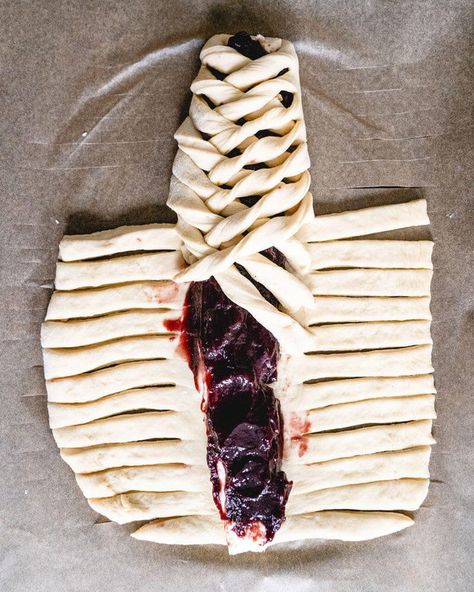 This braided bread recipe has a filling of raspberry jam and cream cheese. Here's how to braid bread and make this showstopper, perfect for brunch or book club. #bread #braided #raspberry #challah #brunch #jam #creamcheese #braidedbread #baking #dessert #holiday Braided Bread Recipe, Braid Bread, Challah Bread Recipes, A Couple Cooks, How To Braid, Braided Bread, Couple Cooking, Healthy Recipes Easy Snacks, Challah Bread